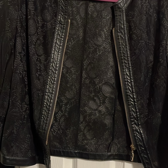 Lace too very cute never been worn - Picture 2 of 3